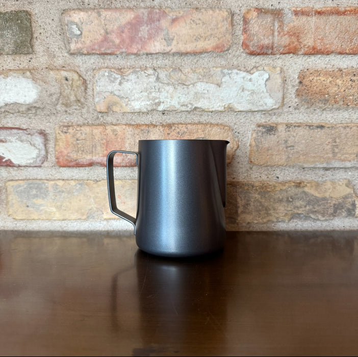 Espresso Gear – Non-Stick Milk Jug – 600 ml (White / Black)