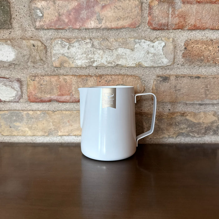 Espresso Gear – Non-Stick Milk Jug – 600 ml (White / Black)