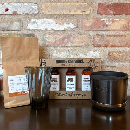 Adventskaldender med latte glas sirup specialty kaffe og sage knock box til islatte elskeren