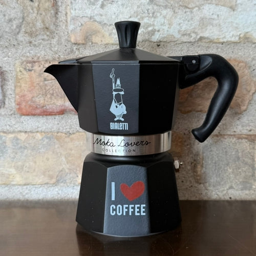 Bialetti Moka Lovers Collection espressokande med "I love coffee" på sort baggrund.