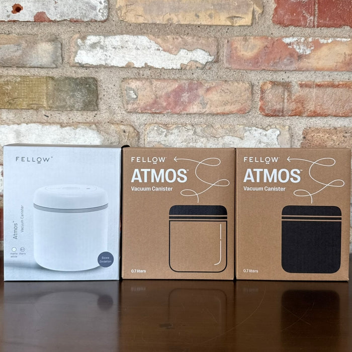 Fellow Atmos Kaffe Vakuum Beholder 0.7L hvid boxes med beskrivelser og tegenet figurer af beholderen
