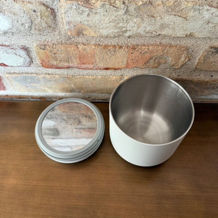 Fellow Atmos Kaffe Vakuum Beholder 0.7L hvid set indvendig hvor den er lavet af stål