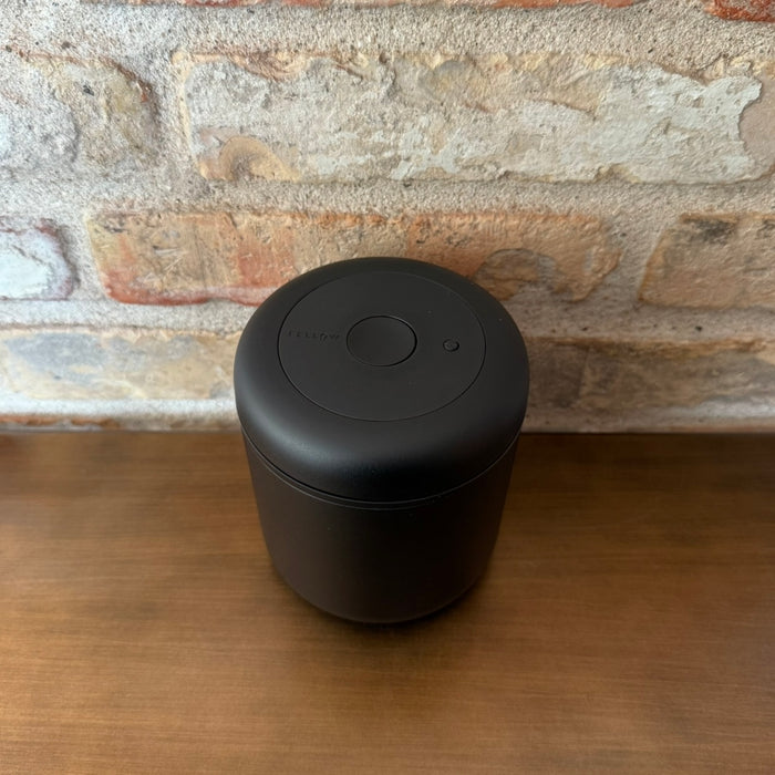 Fellow Atmos Kaffe Vakuum Beholder 0.7L  sort set fra toppen logoet Fellow er synligt 
