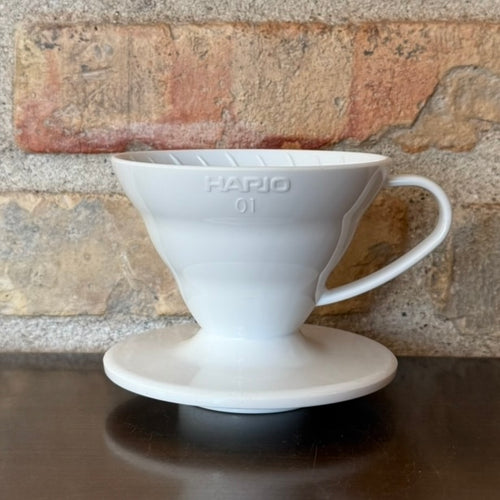 Hario V60 01 kaffebrygger i hvid porcelæn til filterkaffe.

