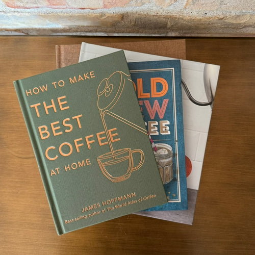 Tre kaffebøger, inklusiv "How to make the best coffee at home" af James Hoffmann.