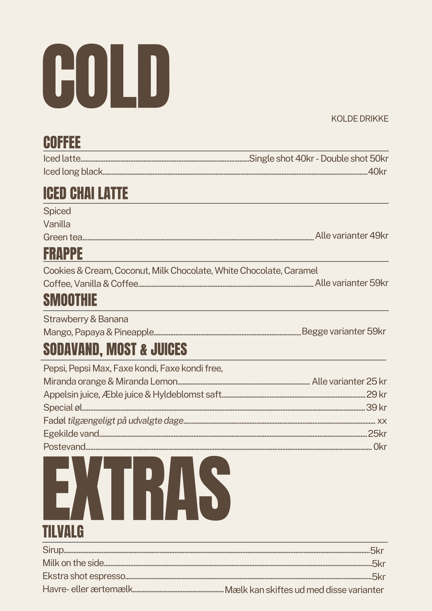 Minimalistisk menuoversigt over kolde drikke og ekstra tilvalg med kaffe, frappé, smoothies, juice og sodavand i brun typografi på lys baggrund.