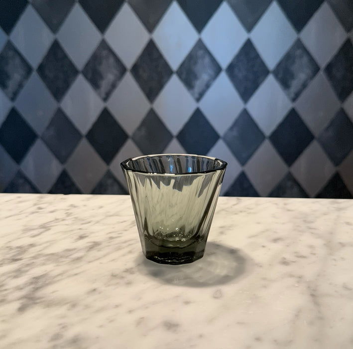 Cortado glas i mørkt glas med twisted design