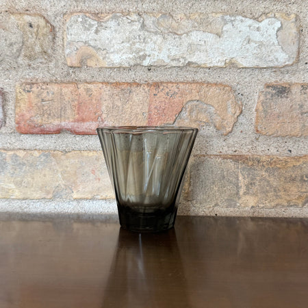 Mørk kaffekop på en hylde