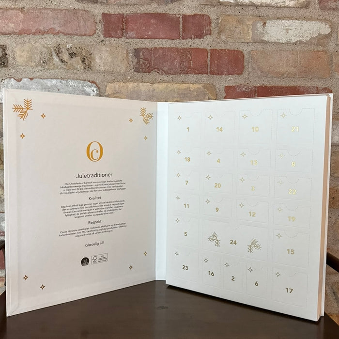 Stort julekalender i hvid med guld detaljer med 24 låger