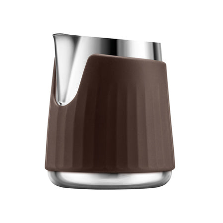 Minimalistisk mælkekande i rustfrit stål med mørkebrun silikonefinish vist som moderne produktfoto på lys baggrund.