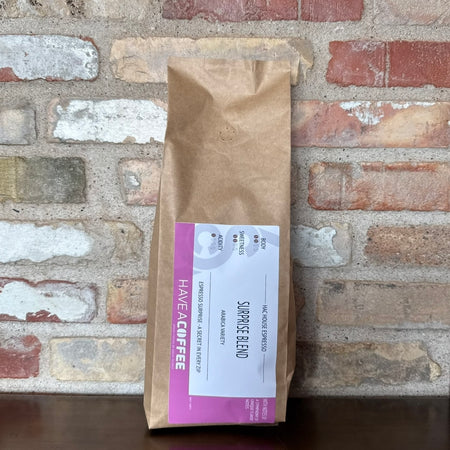 Have A Coffee Surprise Blend kaffepose mod murstensvæg.